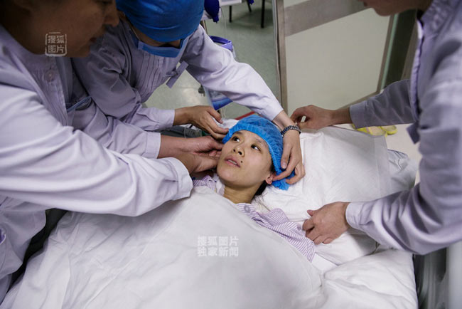 23:52, các bác sỹ tiến hành đội mũ phẫu thuật cho Sang Lan.
