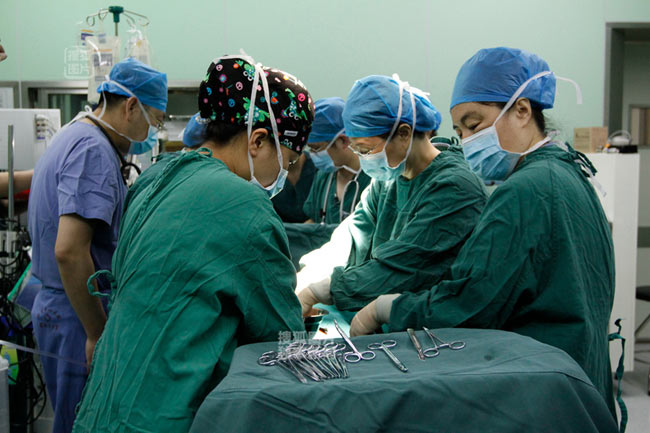 00:00 vết rạch đầu tiên bắt đầu. Ca mổ được thực hiện bởi các bác sỹ hàng đầu của Bệnh viện Sunland Bắc Kinh.
