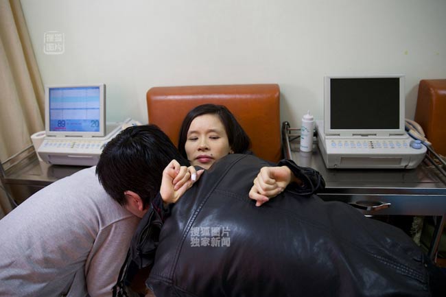 Anh Huang Jian đang chỉnh cho vợ có tư thế ngồi thoải mái nhất.

