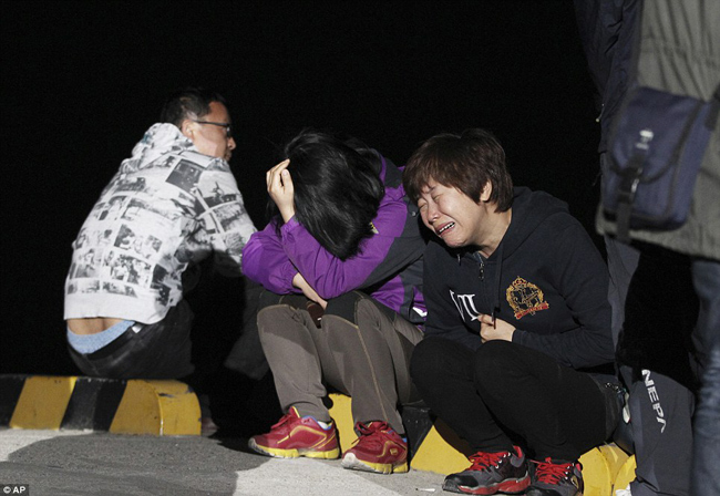 Hai phụ huynh ngồi xuống đất vật vã chờ tin con tại trường trung học Danwon
