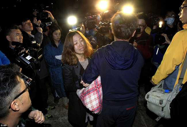 'Tôi cảm thấy tim mình như ngừng đập khi nghe thông tin phà gặp nạn', Jeong Kyung-mi, mẹ một học sinh 17 tuổi, tâm sự.
