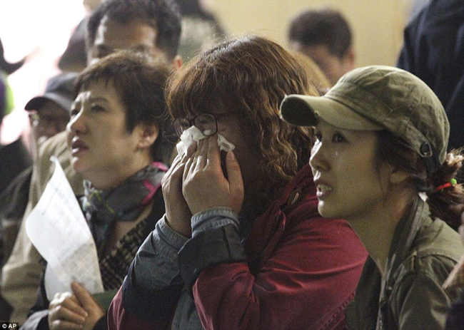 Tính đến thời điểm này, đã có 9 người thiệt mạng, vẫn còn 287 người mất tích trong đó chủ yếu là học sinh. Các nạn nhân thiệt mạng gồm 5 học sinh của trường Trung học Danwon ở Ansan, tỉnh Gyeonggi, 2 giáo viên, 1 thuyền viên và 1 hành khách.
