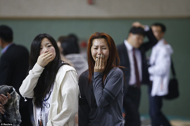 Ngay sau khi vụ việc được thông báo, rất nhiều phụ huynh của các hành khách có mặt trên chuyến phà gặp nạn đã di chuyển tới trường trung học Danwon, ngoại ô Seoul, Hàn Quốc để theo dõi thông tin cũng như sự an nguy của con mình.
