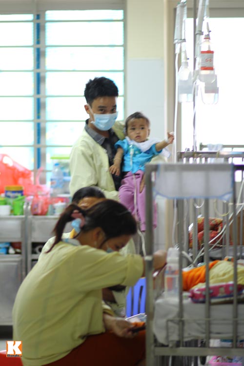 Chăm cháu tại tâm dịch sởi, bà nội khóc ngất - 2