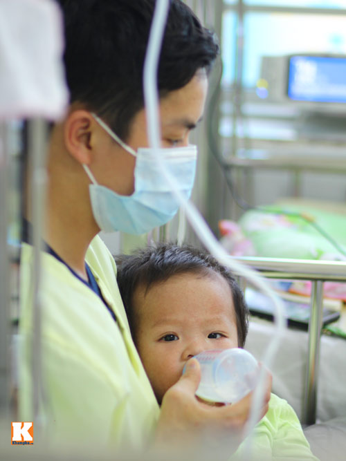 Chăm cháu tại tâm dịch sởi, bà nội khóc ngất - 3