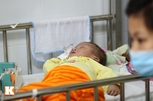 Chăm cháu tại tâm dịch sởi, bà nội khóc ngất - 4