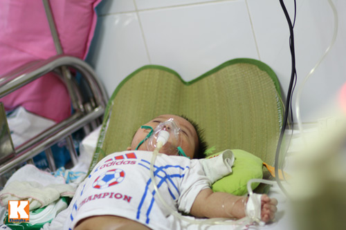 Chăm cháu tại tâm dịch sởi, bà nội khóc ngất - 5