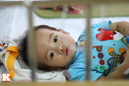 Chăm cháu tại tâm dịch sởi, bà nội khóc ngất - 6