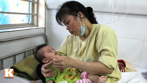 Chăm cháu tại tâm dịch sởi, bà nội khóc ngất - 1