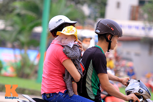 Tắc đường vì đổ xô đưa trẻ tiêm phòng sởi - 11