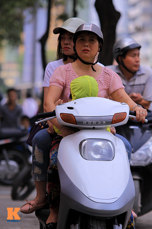 Tắc đường vì đổ xô đưa trẻ tiêm phòng sởi - 12