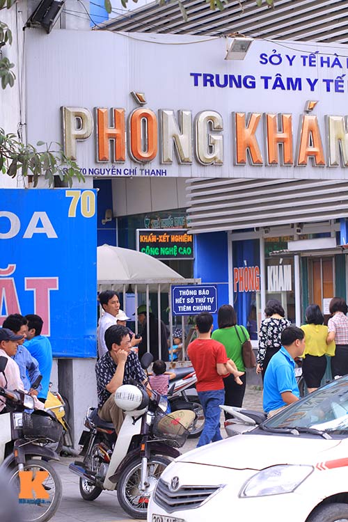 Tắc đường vì đổ xô đưa trẻ tiêm phòng sởi - 7