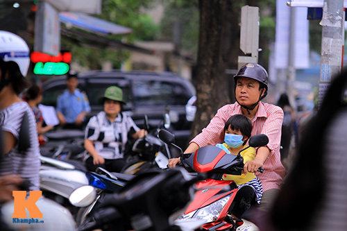 Tắc đường vì đổ xô đưa trẻ tiêm phòng sởi - 8