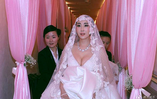 Cô dâu của Nghiêm Khoan khoe vòng 1 căng đầy - 8