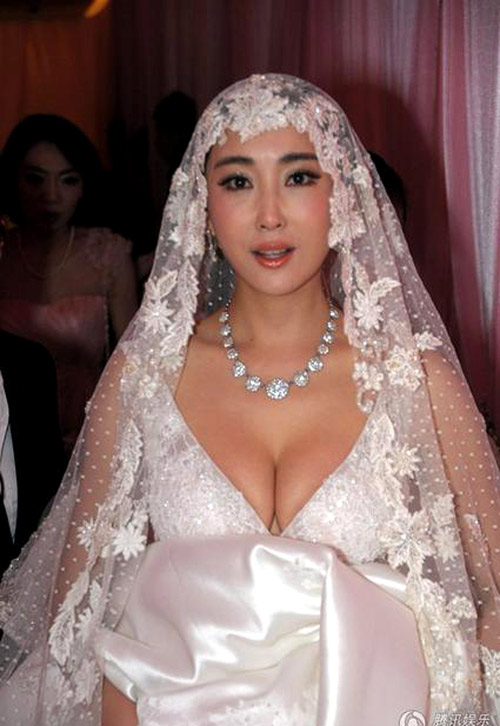 Cô dâu của Nghiêm Khoan khoe vòng 1 căng đầy - 6