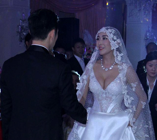 Cô dâu của Nghiêm Khoan khoe vòng 1 căng đầy - 5