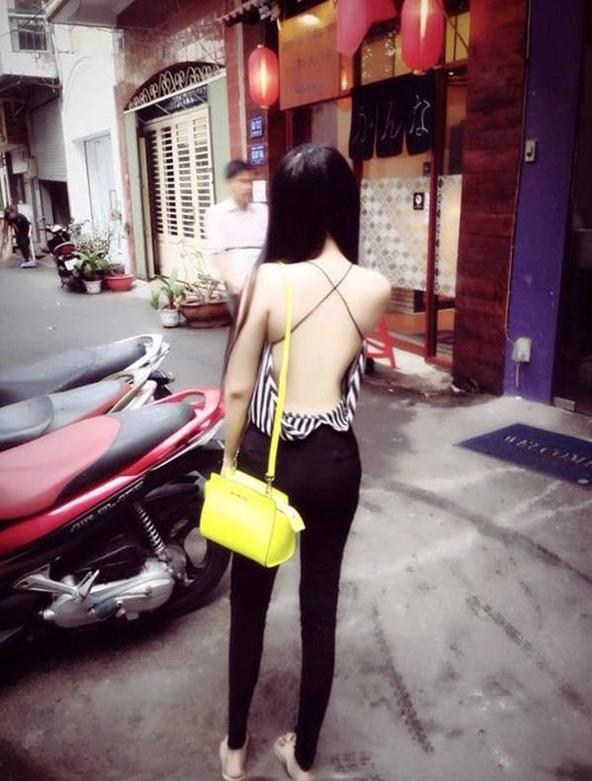 Mùa hè đến nhưng chiếc áo khoe lưng trần lại được dịp lên ngôi. Các thiếu nữ Việt ngày nay cũng rất táo bạo lựa chọn trang phục với khoảng hở thoáng mát nhất.

