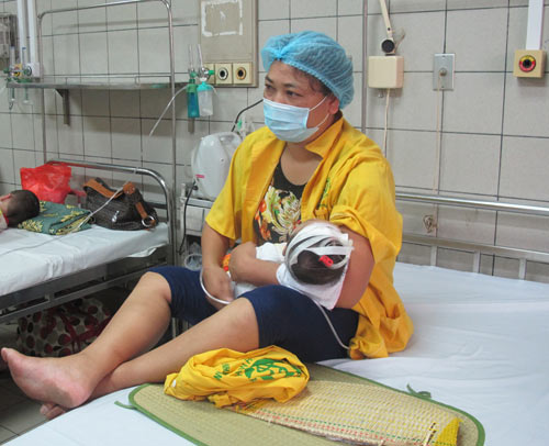 3 mẹ con mắc sởi: 1 bé tử vong, 1 bé nguy kịch - 1