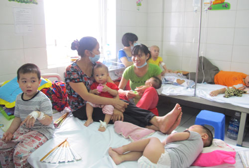 3 mẹ con mắc sởi: 1 bé tử vong, 1 bé nguy kịch - 2