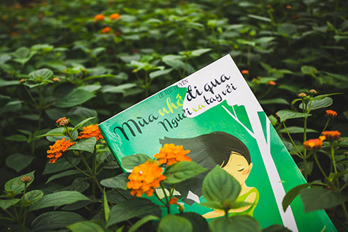 Sách lãng mạn: Mùa nhớ đi qua, người xa tay với - 3