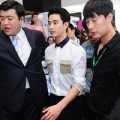 Làng sao - Kim Soo Hyun xuất hiện chớp nhoáng và vội vã ra sân bay