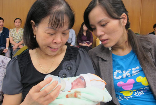 Cứu sống mẹ con sản phụ nhiễm cúm A/H1N1 nặng - 1