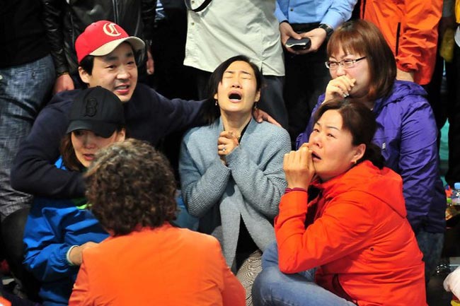 Công tác tìm kiếm cứu nạn cho phà Sewol chở gần 450 người đã bị chìm ngoài khơi bờ biển phía Tây Nam Hàn Quốc diễn ra đã tròn 1 tuần, vậy nhưng nước mắt của các bà mẹ có con bị mất tích trên tàu vẫn chưa khi nào thôi rơi. Rất nhiều tin nhắn, rất nhiều cái ôm, rất nhiều cuộc nói chuyện của các bà mẹ này với con cái mình đã trở thành những kỉ niệm cuối cùng về con. Những bức ảnh thời sự chụp lại khoảnh khắc đau đớn của các bà mẹ Hàn Quốc khiến cả thế giới không cầm được nước mắt

