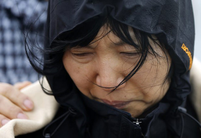 Thức trắng đêm chờ đợi ở Jindo, một bà mẹ đau đớn: 'Con gái tôi đang ở ngoài kia, giữa biển cả giá lạnh'.
