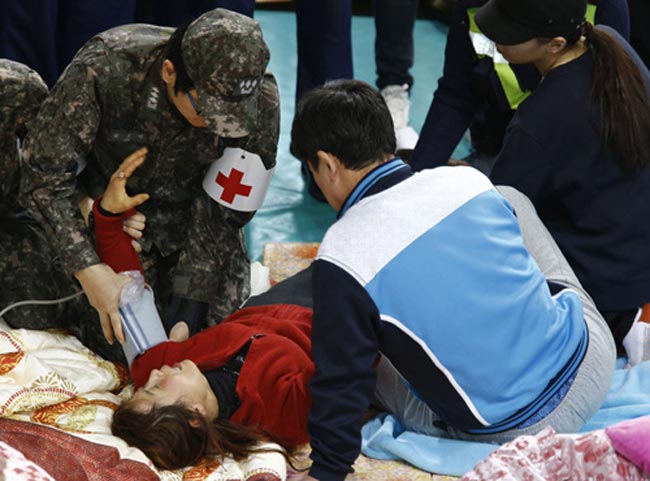 Các thi thể được lực lượng cứu hộ vớt từ hiện trường chìm phà Sewol hôm qua có dấu hiệu phân hủy, cho thấy các nạn nhân đã qua đời từ vài ngày trước đó. Một bà mẹ đã quá xúc động và đau đớn khi nhận xác con đến mức ngất lịm. 
