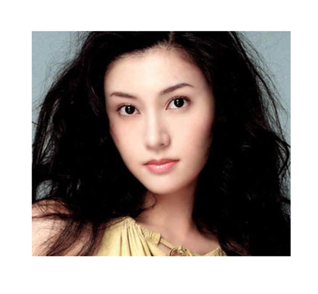 Sau khi đăng quang ngôi vị Hoa hậu Hồng Kông năm 1988, Lý Gia Hân nhanh chóng gia nhập làng giải trí. Không chỉ được ca ngợi là hoa hậu đẹp nhất trong lịch sử Miss Hongkong, Lý Gia Hân còn được công nhận là người phụ nữ có chiếc mũi tự nhiên đẹp nhất xứ cảng thơm.
