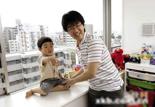 quot;Phát ghenquot; nhìn chồng Nhật thay vợ chăm con - 1