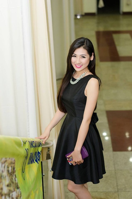 Bộ sưu tập đầm công chúa #039;khủng#039;  của Á hậu Việt - 10