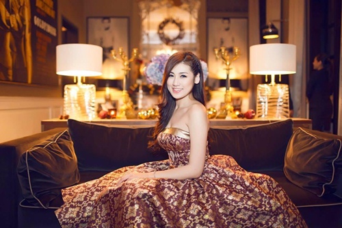 Bộ sưu tập đầm công chúa #039;khủng#039;  của Á hậu Việt - 5