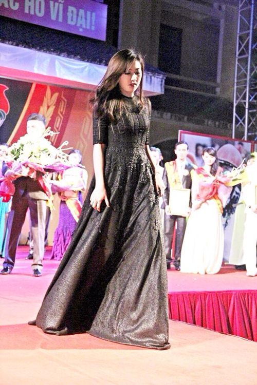 Bộ sưu tập đầm công chúa #039;khủng#039;  của Á hậu Việt - 16