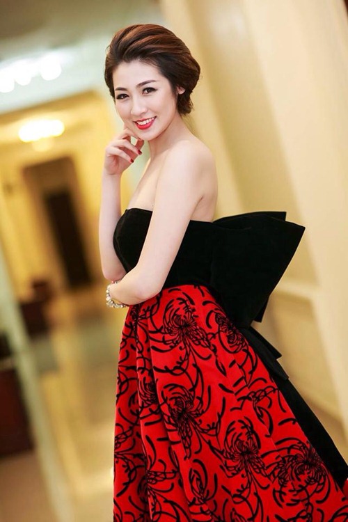 Bộ sưu tập đầm công chúa #039;khủng#039;  của Á hậu Việt - 15