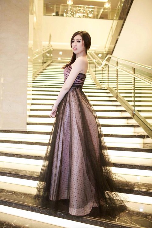 Bộ sưu tập đầm công chúa #039;khủng#039;  của Á hậu Việt - 12