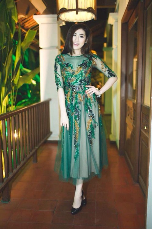 Bộ sưu tập đầm công chúa #039;khủng#039;  của Á hậu Việt - 7