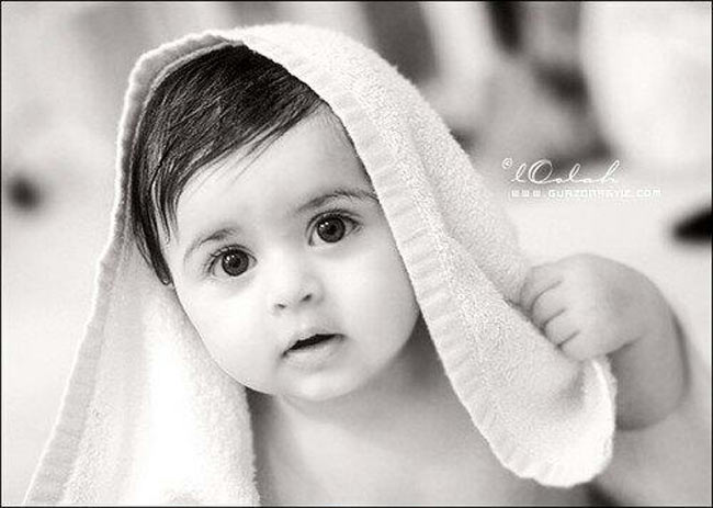 Có thể thấy rõ vẻ đẹp hoàn hảo cùng sự cân đối giữa tỷ lệ các bộ phận trên gương mặt những em bé Ả Rập.
