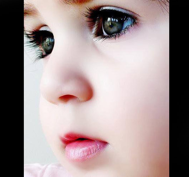 Ấn tượng sâu sắc nhất với những ai từng ngắm nhìn các em bé Ả Rập đó chính là nét đẹp sắc sảo của đôi mắt.
