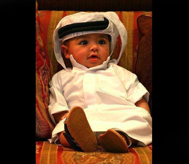 Một em bé Ả Rập trong trang phục truyền thống. 
