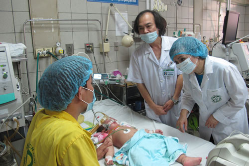 Bộ trưởng thị sát điểm nóng dịch sởi lần 2 - 2