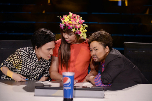 Đông Hùng thích thú đóng giả Mỹ Tâm - 12