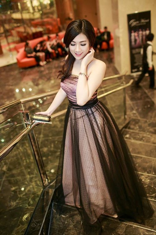 Bộ sưu tập đầm công chúa #039;khủng#039;  của Á hậu Việt - 13