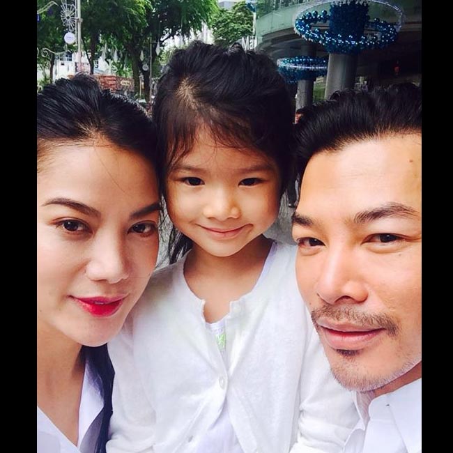 Hình ảnh gần đây nhất của cả gia đình Trương Ngọc Ánh và Trần Bảo Sơn khi đưa con gái đi Devon sang Singapore chơi.
