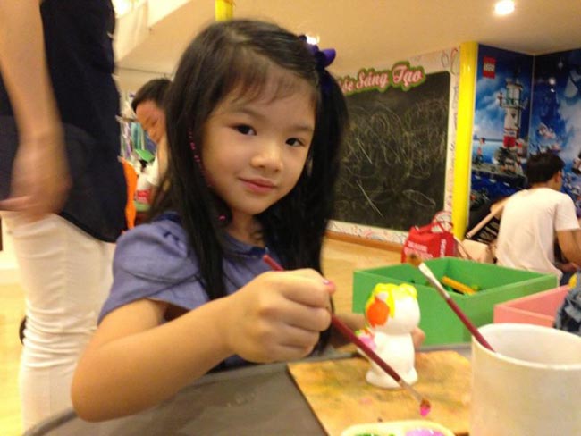 Bảo Tiên hiện đã hơn 5 tuổi và đang theo học tại một trường mầm non quốc tế rất nổi tiếng, nơi có nhiều con các sao Việt cũng đang theo học. 
