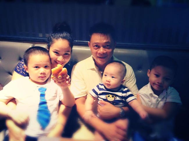 Gia đình 5 thành viên hạnh phúc của BTV Quang Minh.
