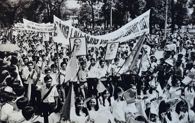 Nhân dân Sài Gòn vui mừng đón chào chiến thắng.
