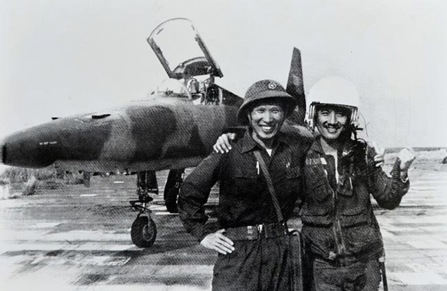 Trung úy Nguyễn Thành Trung (phải) sau khi ném bom (4/1975).
