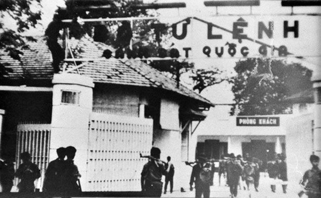 Quân giải phóng chiếm trụ sở Tổng nha Cảnh sát miền Nam Việt Nam (30/4/1975).
