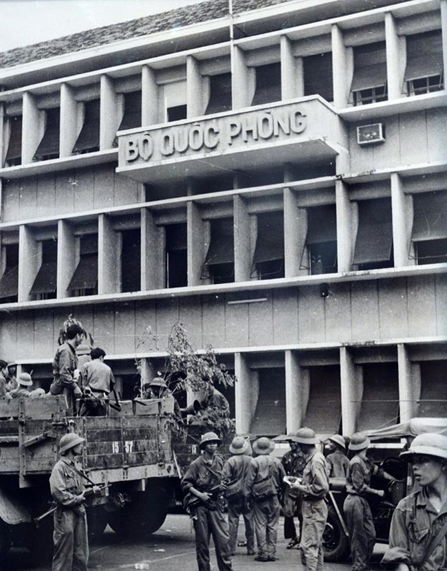 Quân giải phóng chiếm Bộ chỉ huy Quân sự Sài Gòn (30/4/1975).
